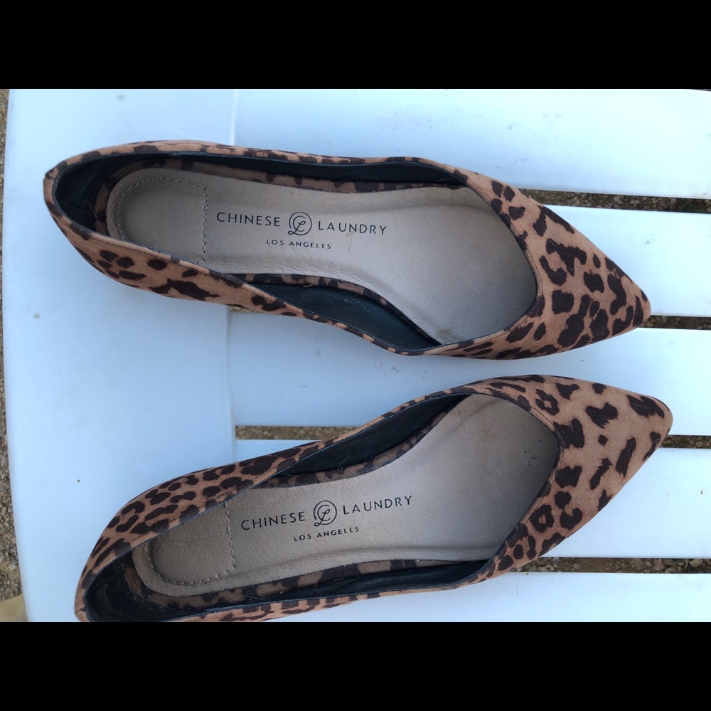 Ladies Shoes CHINESE LAUNDRY Size 8 Fabric leopard